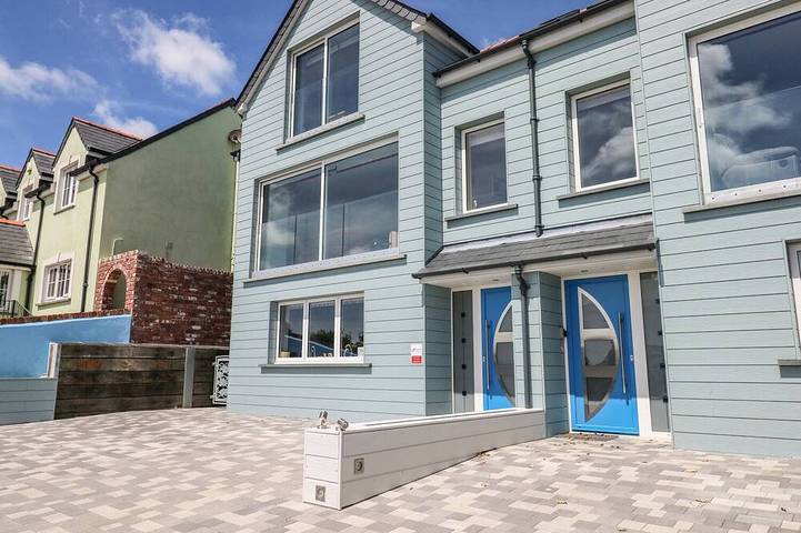 Cottage for 10 people, with hot tub and garden, with pets in Solva