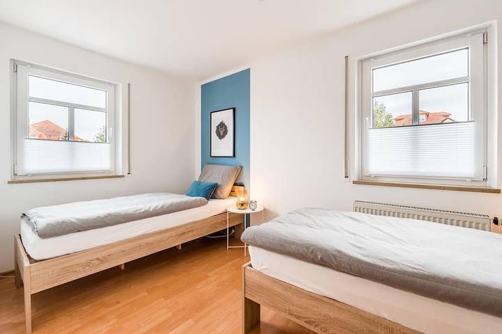 Entire apartment, Vacation apartment in Dresden-Cotta, with a carport, kitchen, Wi-Fi, and good S-Bahn access in Briesnitz, Dresden