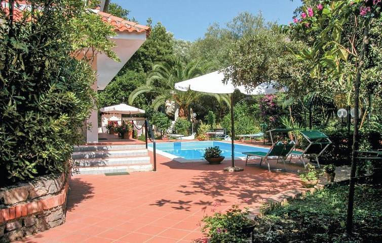 Ferienwohnung für 4 Personen, mit Terrasse und Garten sowie Pool und Ausblick