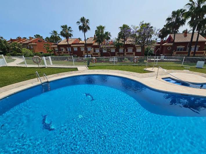 Casa rural para 8 personas, con jardín además de terraza y piscina, Se admiten mascotas en Estepona