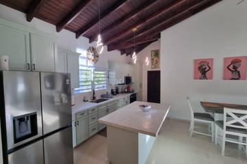 Vacation Rental for 8 Guests in Sint Maarten, Saint Martin, Picture 4