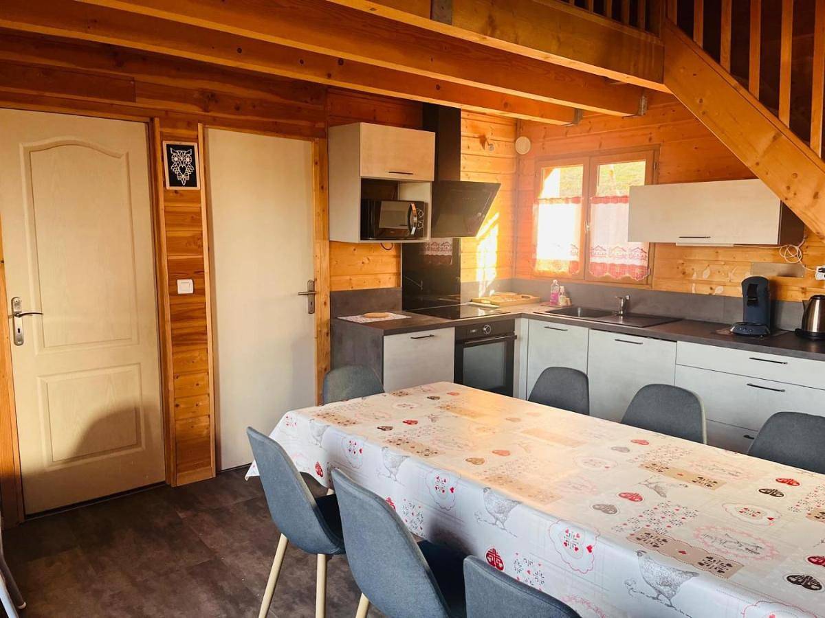 Chalet les Randonneurs spacieux 8 couchages in Saint-Laurent-en-Grandvaux, Parc naturel régional du Haut-Jura