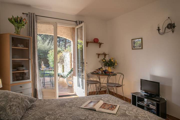 Ganze Wohnung, In einer herrlichen 2-Personen-Studio-Villa mit Terrasse und Garten in Saint-Paul-de-Vence, Mittelmeerküste (Frankreich)