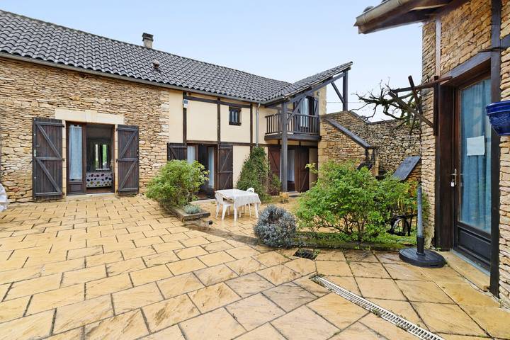 Location de vacances pour 4 personnes, avec jardin et bassin pour enfant, adapté aux familles à Sarlat-la-Canéda