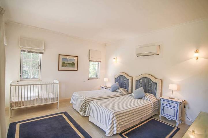 Geräumige 4 Schlafzimmer Villa in ruhiger Lage mit Meerblick in Vale do Lobo, Almancil