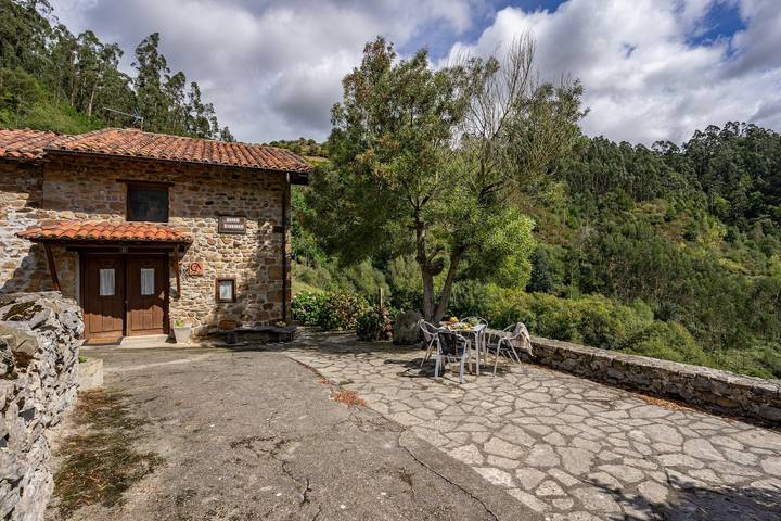 Landhuis 'Mesilda' met uitzicht op de bergen, privéterras en balkon in Peñamellera Baja, Sierra del Cuera