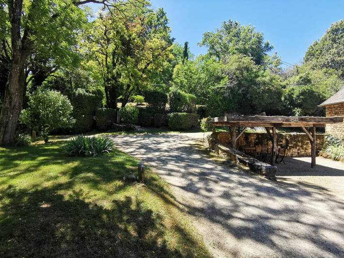 Gîte pour 9 personnes, avec terrasse ainsi que jardin et piscine en Dordogne - 4