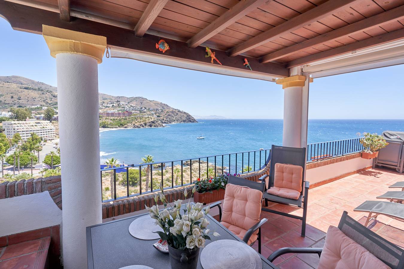 Entire apartment, Apartment 'Ap Tesorillo Primera Línea De Playa' with Sea View, Wi-Fi and Air Conditioning in Velilla-Taramay, Almuñecar