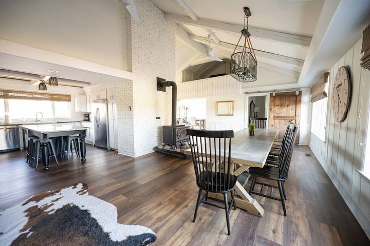 Barn for 9 people, with yard and hot tub in Oakland County