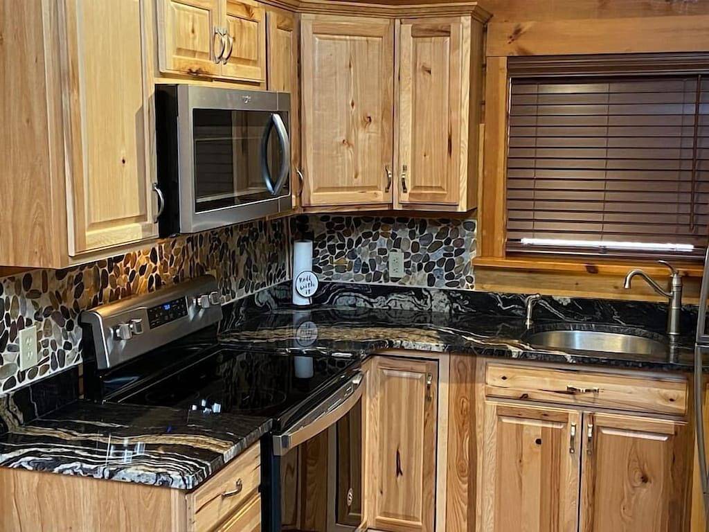 This cabin is a 2 bedroom(s), 1 bathrooms, located in Union Hall, Va. in Union Hall, Smith Mountain Lake