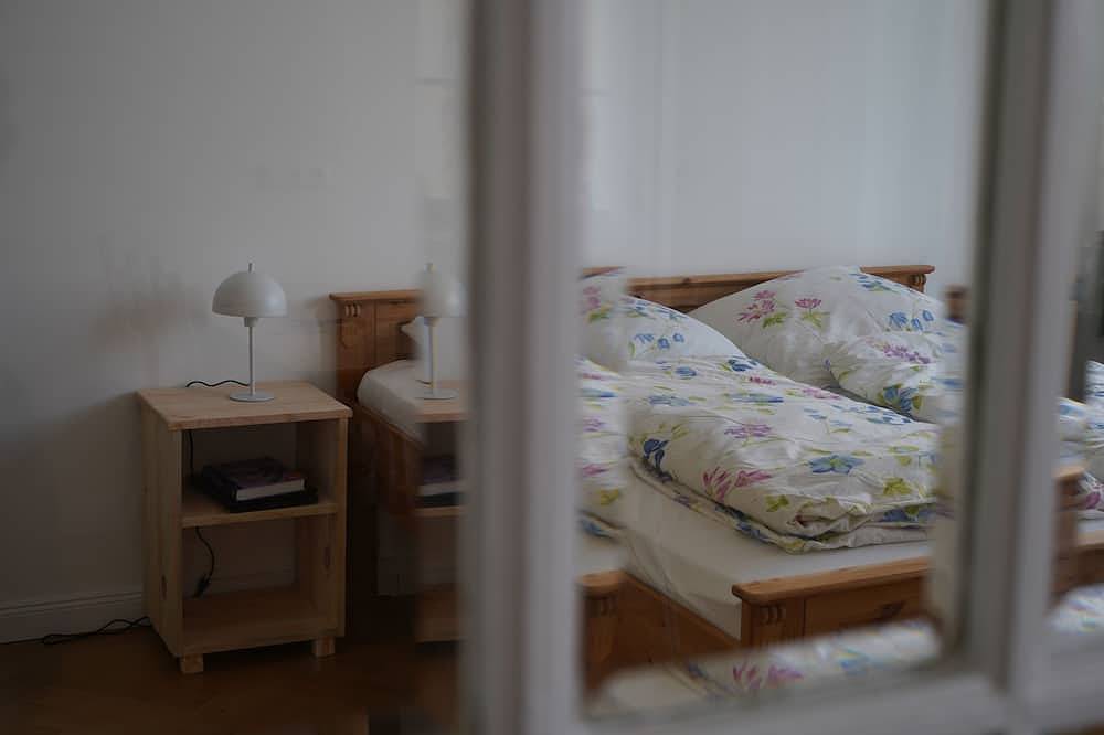 Ganze Wohnung, Helle und große Ferienwohnung mit zwei Schlafzimmern und Parkplatz in Quedlinburg, Harzvorland