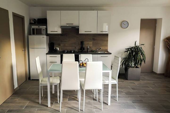 Gîte pour 4 personnes, avec Piscine dans Saint-Julien-en-Saint-Alban