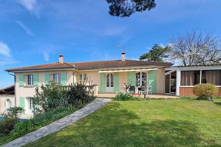 Location de vacances pour 6 personnes, avec jardin et piscine, animaux acceptés à Lacrouzette