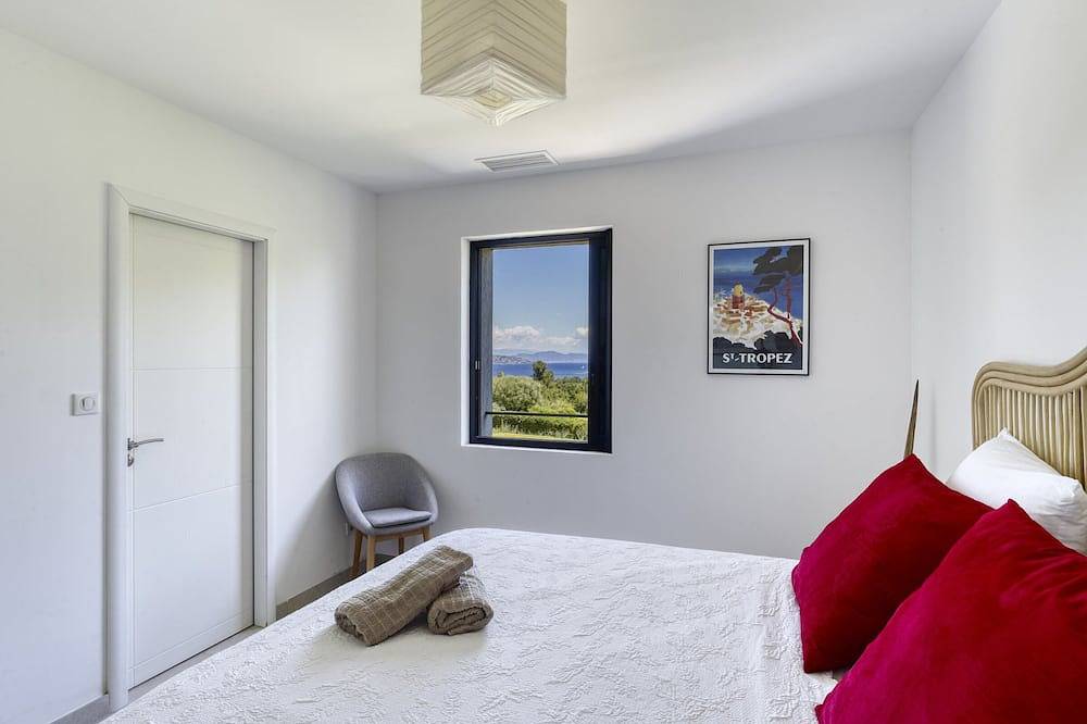 Moderne Villa mit Panoramablick auf das Meer in Saint-Tropez, Mittelmeerküste (Frankreich)