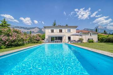 Cottage pour 10 personnes, avec vue ainsi que jardin et piscine à Saint-Ismier