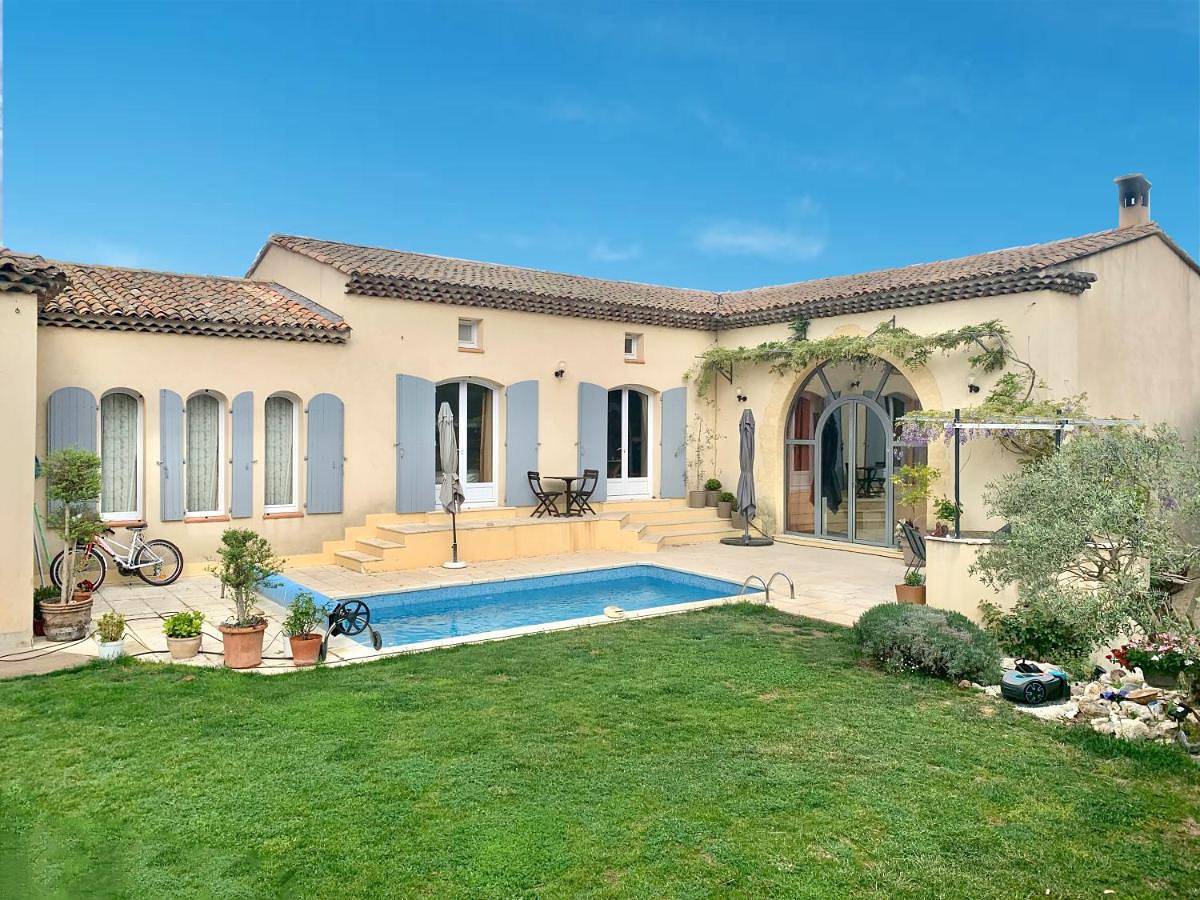 Three-Bedroom Villa in Mallemort, Région d'Arles