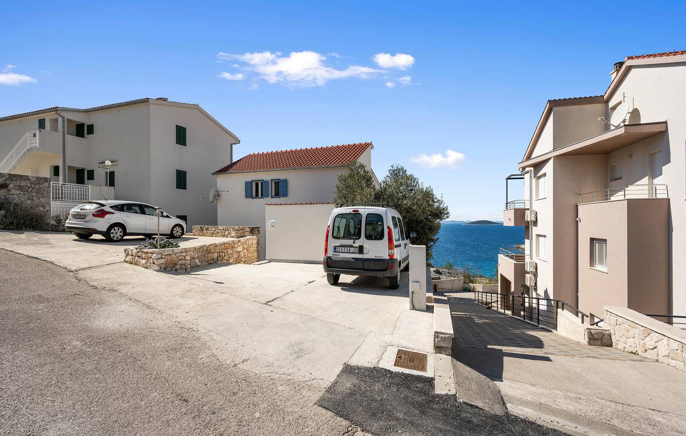 Reizende 2-Zimmer-Wohnung mit Pool, Terrasse und WLAN in der Nähe des FKK-Strandes in Općina Murter-Kornati, Murter