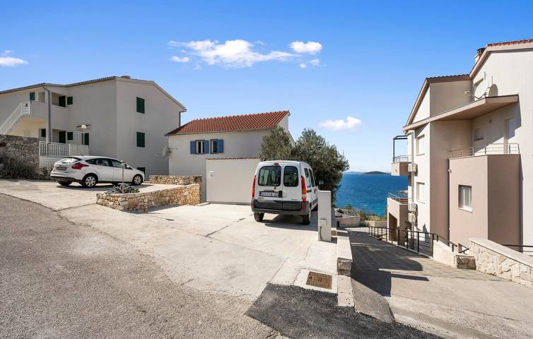 Reizende 2-Zimmer-Wohnung mit Pool, Terrasse und WLAN in der Nähe des FKK-Strandes in Općina Murter-Kornati, Murter