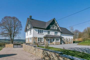 Gîte pour 8 personnes, avec piscine et sauna ainsi que vue et jardin dans Bellevaux-Ligneuville