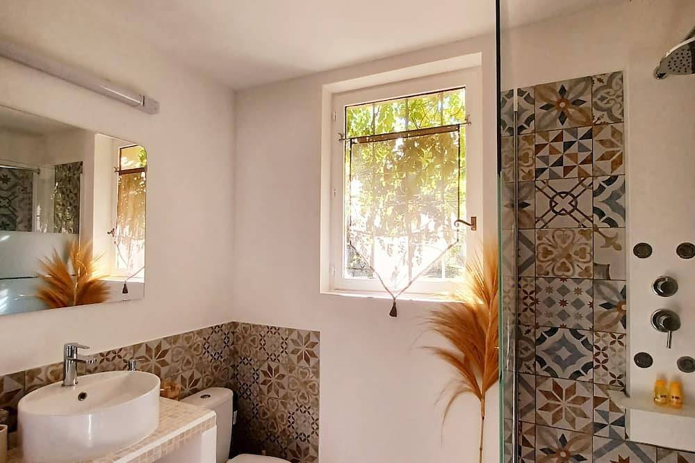 Studio with private garden Aix-Luberon-Verdon * Dinner and Jacuzzi extra in Peyrolles-en-Provence, Aix-en-Provence region