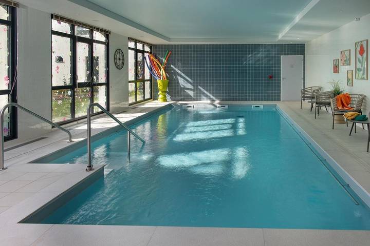 Appart’hôtel, avec Balcon et Terrasse ainsi que Jardin et Piscine à Provins