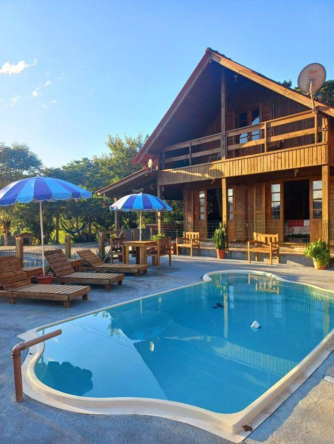 Casas e apartamentos de temporada para 10 pessoas, com jacuzzi e piscina e ainda jardim em Santo Amaro da Imperatriz