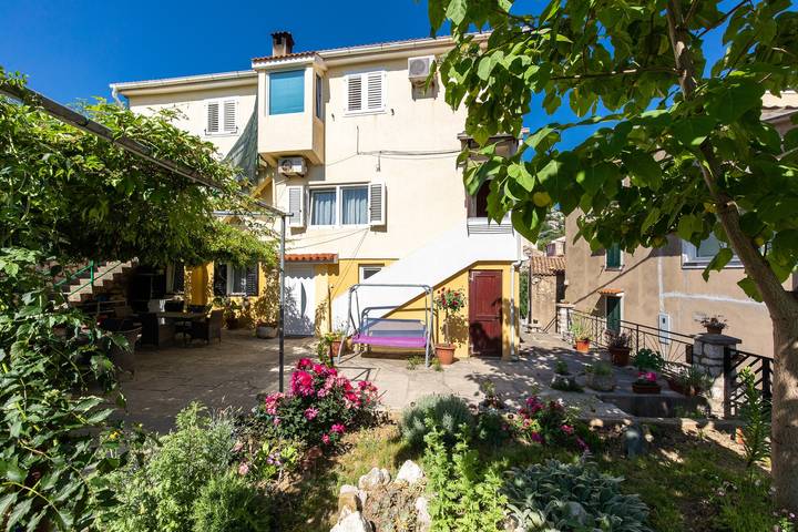 Appartement entier, Appartement de deux chambres avec air conditionné Baska, Krk -a in Baška, Krk