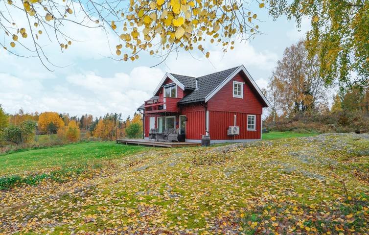 Ferienhaus für 6 Personen, mit Terrasse und Garten sowie Seeblick in Årjäng