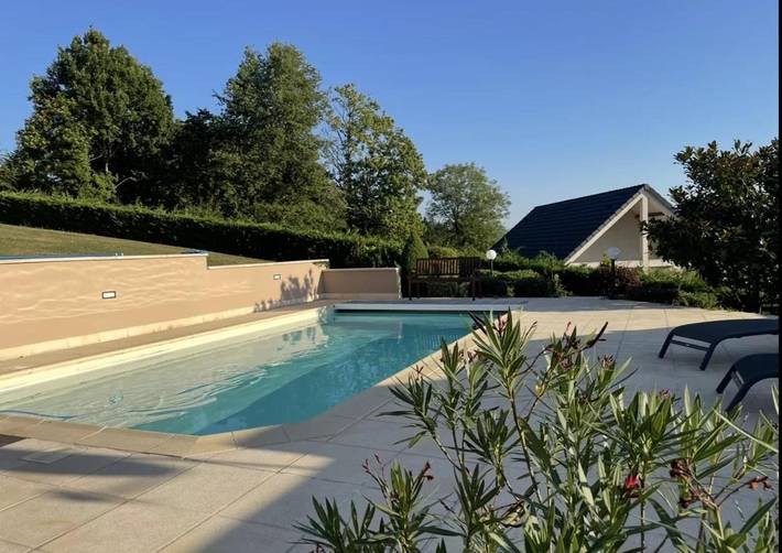 Villa pour 6 personnes, avec terrasse ainsi que vue et piscine, animaux acceptés