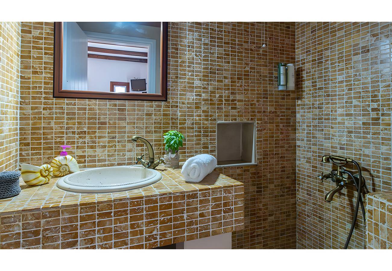 Entire studio, Studio 'Erato' with Private Terrace, Wi-Fi and Air Conditioning in Gournado-Fylakopi