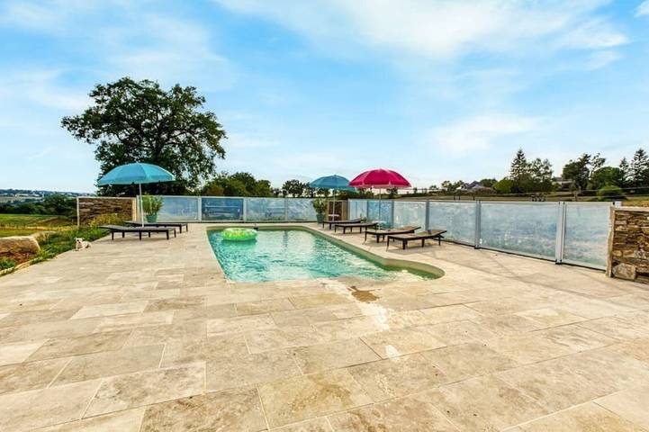 Gîte pour 6 personnes, avec terrasse ainsi que piscine et jardin, animaux acceptés à Sainte-Juliette-sur-Viaur