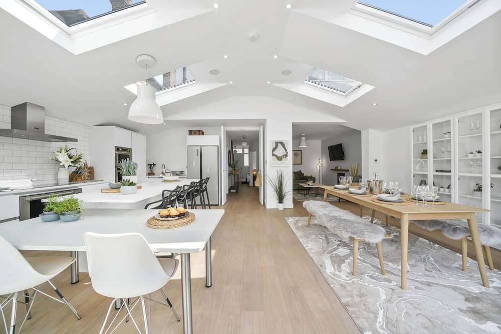 A stunning five-bedroom home located in the heart of Windsor driveway parking! in Windsor, Berkshire