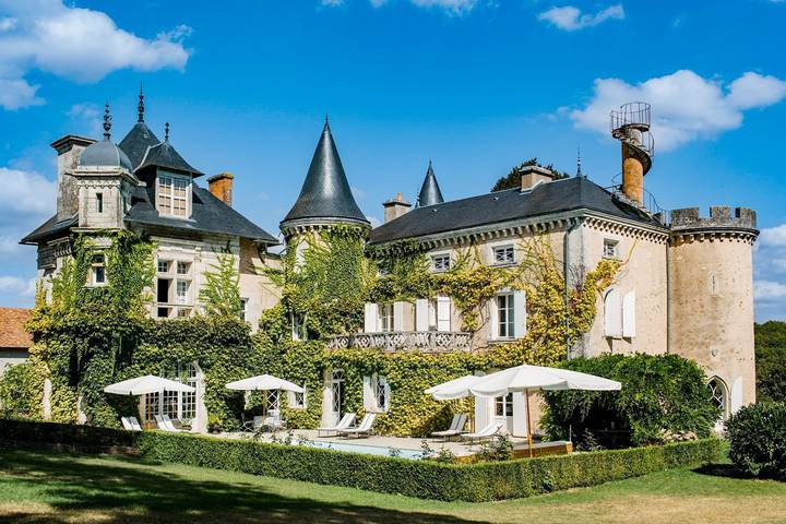 Gîte pour 24 personnes, avec Terrasse ainsi que Jardin et Piscine à Ingrandes