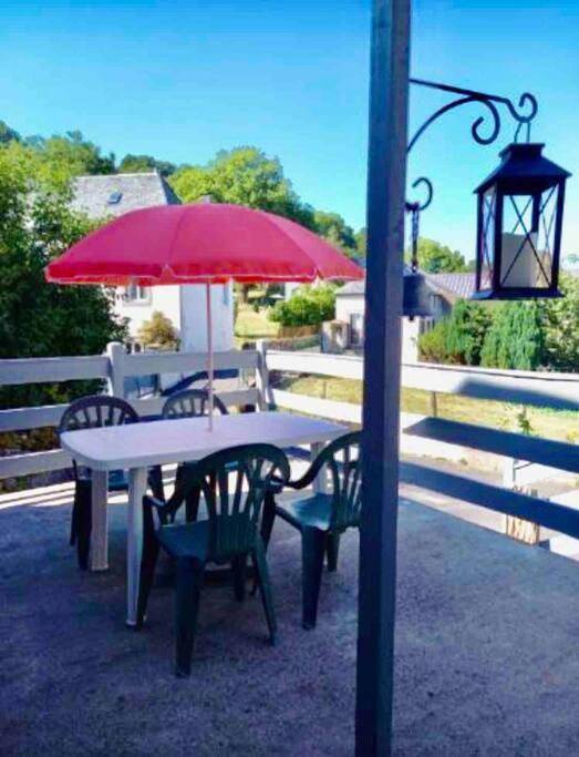 Gîte pour 4 personnes, avec balcon et vue à Égliseneuve-d'Entraigues