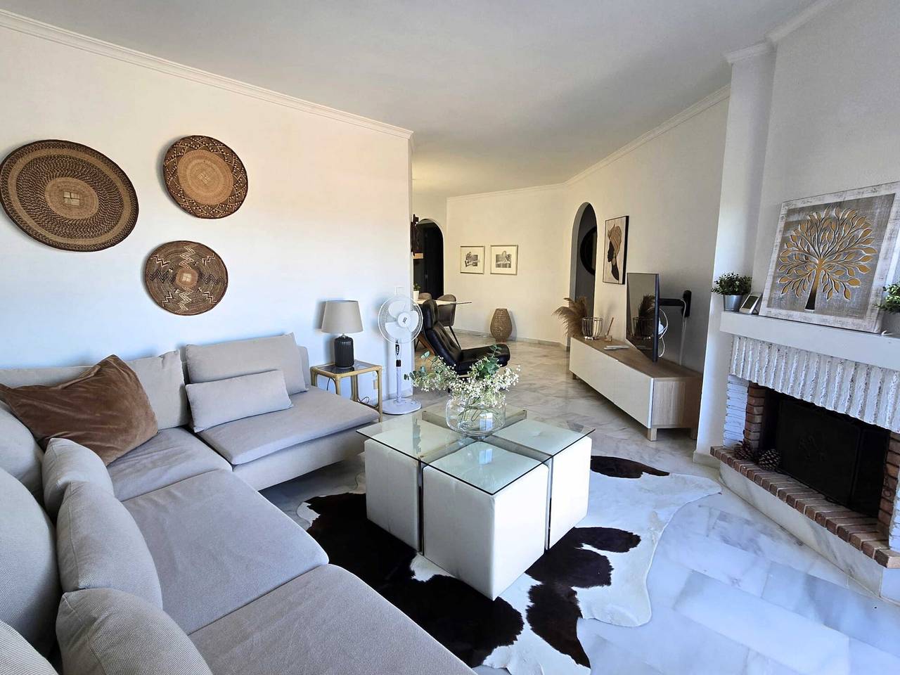 Entire apartment, Apartment with Sea and Mountain Views in Calahonda, Mijas in Urbanizacion Calahonda, Mijas