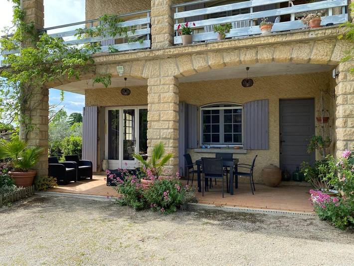 Gîte pour 3 personnes, avec Terrasse et Jardin ainsi que Piscine et Vue à Saint-Hilaire-de-Brethmas