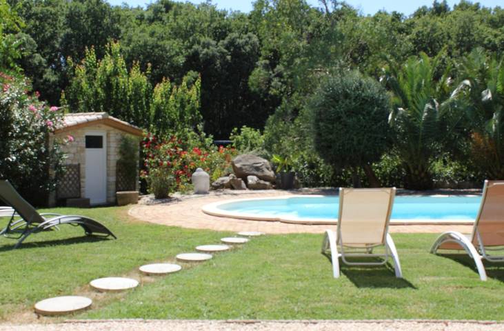 Location de vacances pour 6 personnes, avec terrasse ainsi que piscine et jardin à Saint-Victor-des-Oules