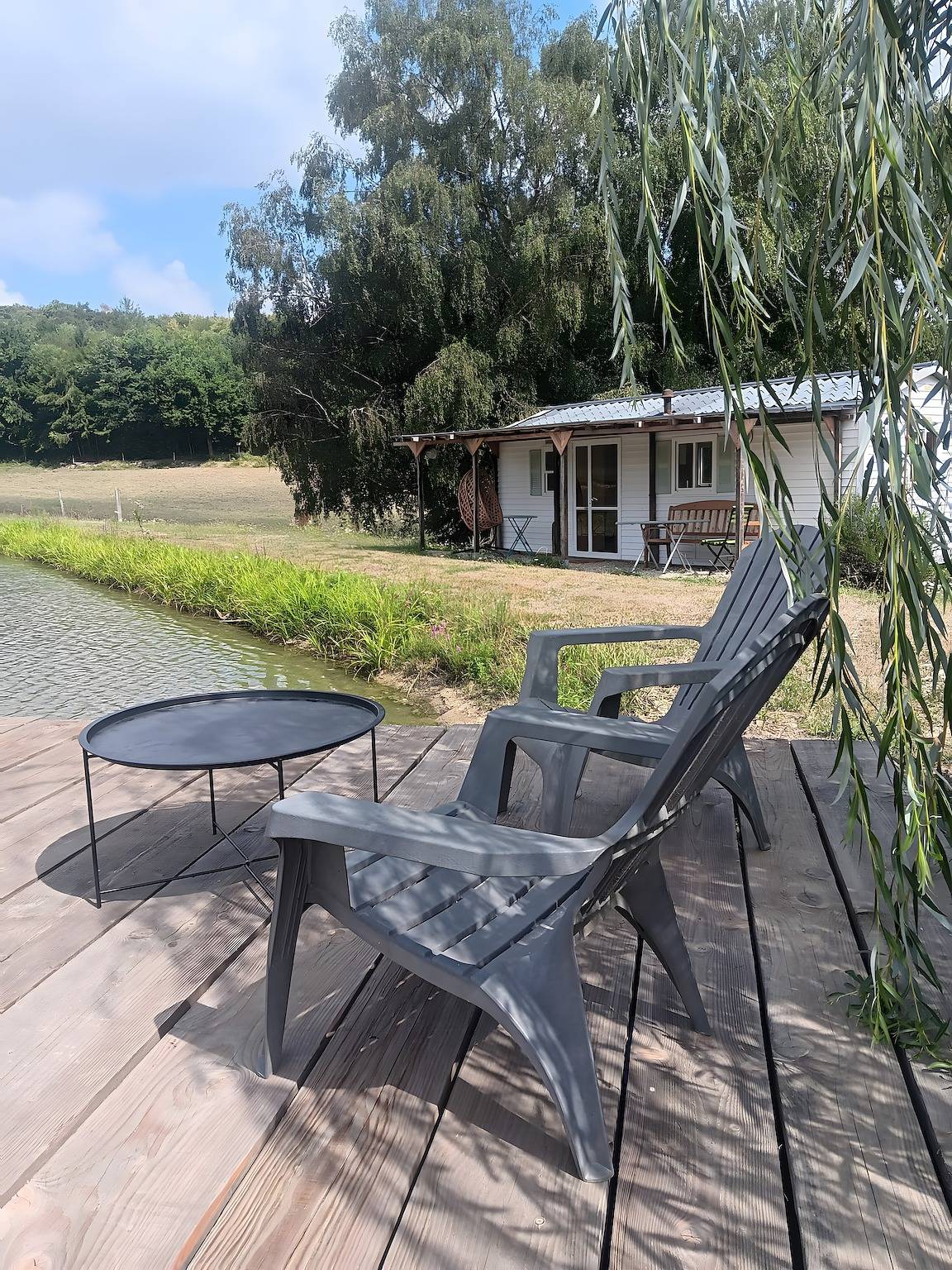 Mobil-home « À l’étang » avec vue sur le lac et jardin privé in Naves, Région de Tulle
