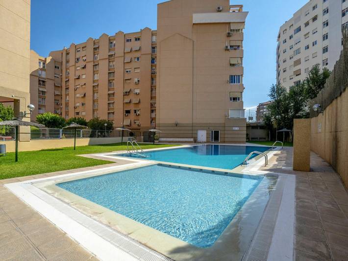 Last minute apartment voor 7 personen, with Balkon and Terras as well as Tuin and Zwembad in Alicante