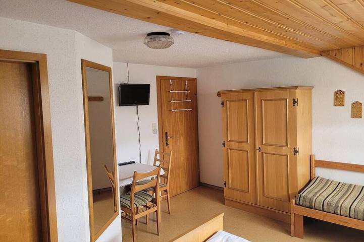 Ganze Wohnung, Gemütliches Doppelzimmer (17qm) mit separater Küche in Eging am See, Ostbayern