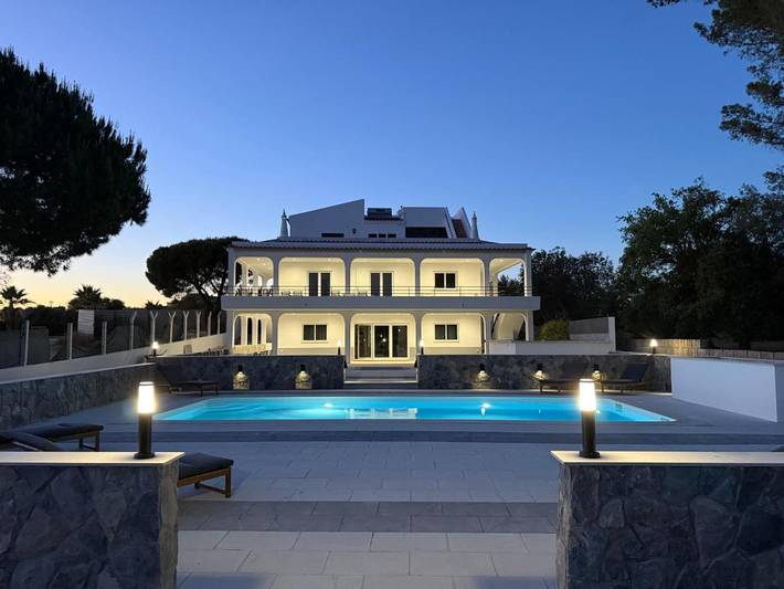 Chalet para 14 personas, con vistas además de jardín y piscina en Alvor