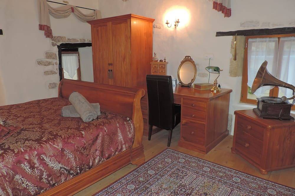 Excellent recently renovated town house originally constructed in 1352 in centre in Gaugeac, Périgord Pourpre