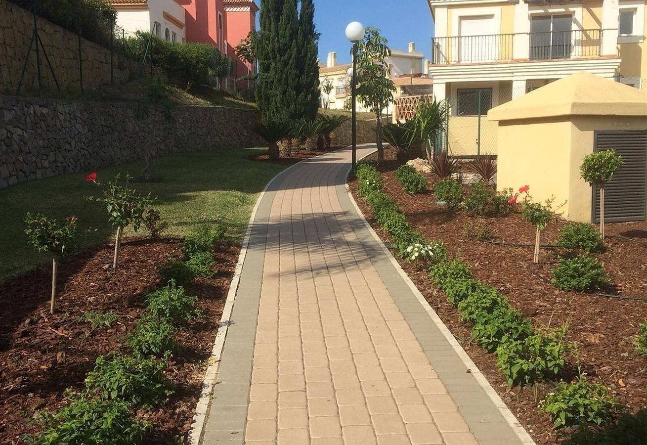 Apartamento entero, "Lux Apartm Beauvivir" con piscina compartida, jardín y terraza privada in Caleta de Vélez, Vélez-Málaga