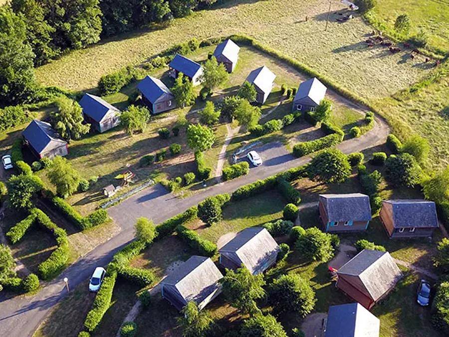 Camping Le Moulin du Teinturier - Chalet 4 personnes - Chalet 2 chambres 4 personnes 35m2 in Saint-Martin-Valmeroux, Parc naturel régional des Volcans d'Auvergne
