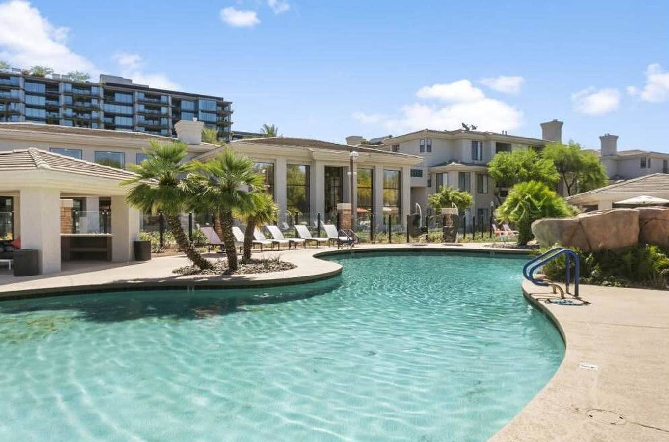 Entire apartment, Cozysuites 3Br 2Ba Kierland Commons with pool in Phoenix, Maricopa County