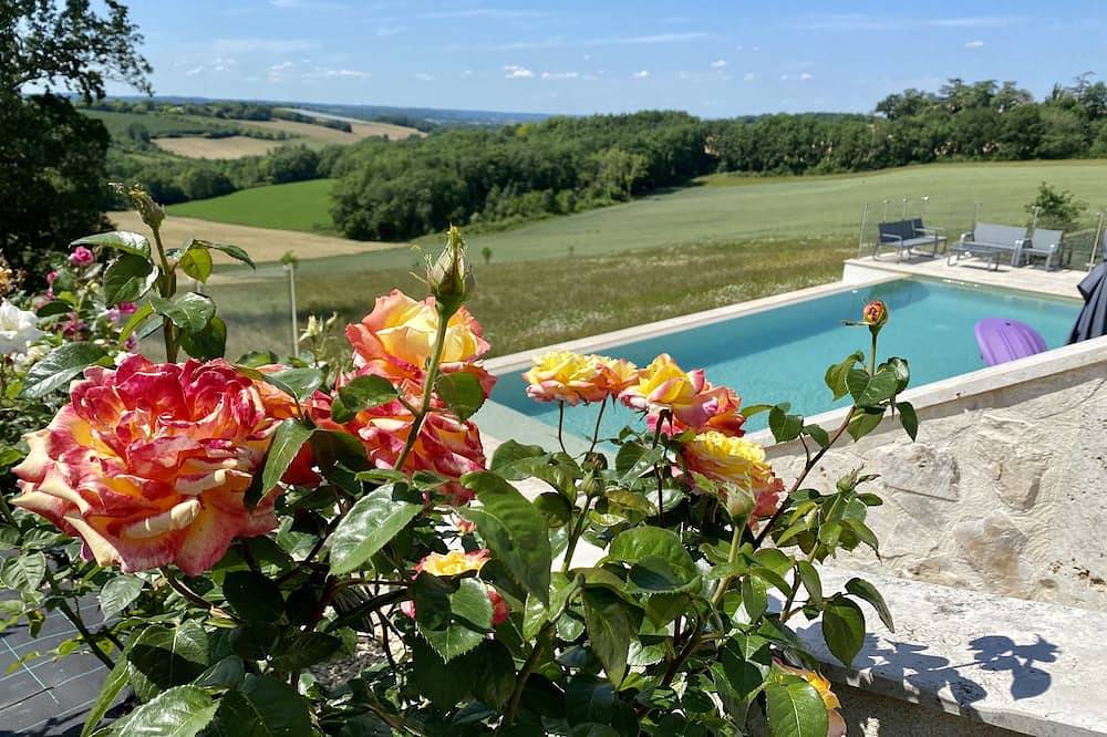Gîte 4* pour 2 à 6 personnes avec vue panoramique et piscine à débordement in Espiens, Région de Nérac