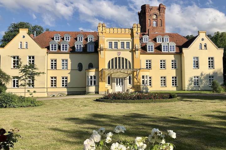 Schloss für 4 Personen, mit Garten und Balkon in Lelkendorf