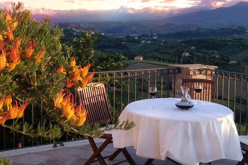 Ganze Wohnung, Charmantes Apartment in traumhafter Hügellage und Meeresnähe in Acquaviva Picena, Ascoli Piceno Provinz