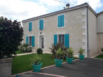 Gîte pour 4 personnes, avec terrasse ainsi que jardin et piscine, animaux acceptés à Saint-Hilaire-la-Palud