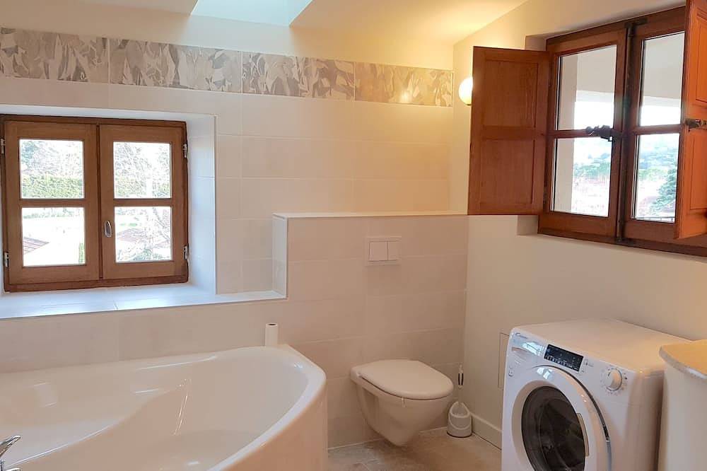 Appartement entier, Provence : App traversant de ville, calme, très lumineux, terrasse. 2 étoiles. in Valréas, Enclave de Valreas